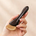 Little Lamb Gua Sha set – made of natural horn and rosewood. Includes 1 gua sha board + 1 bottle of relaxing essential oil.