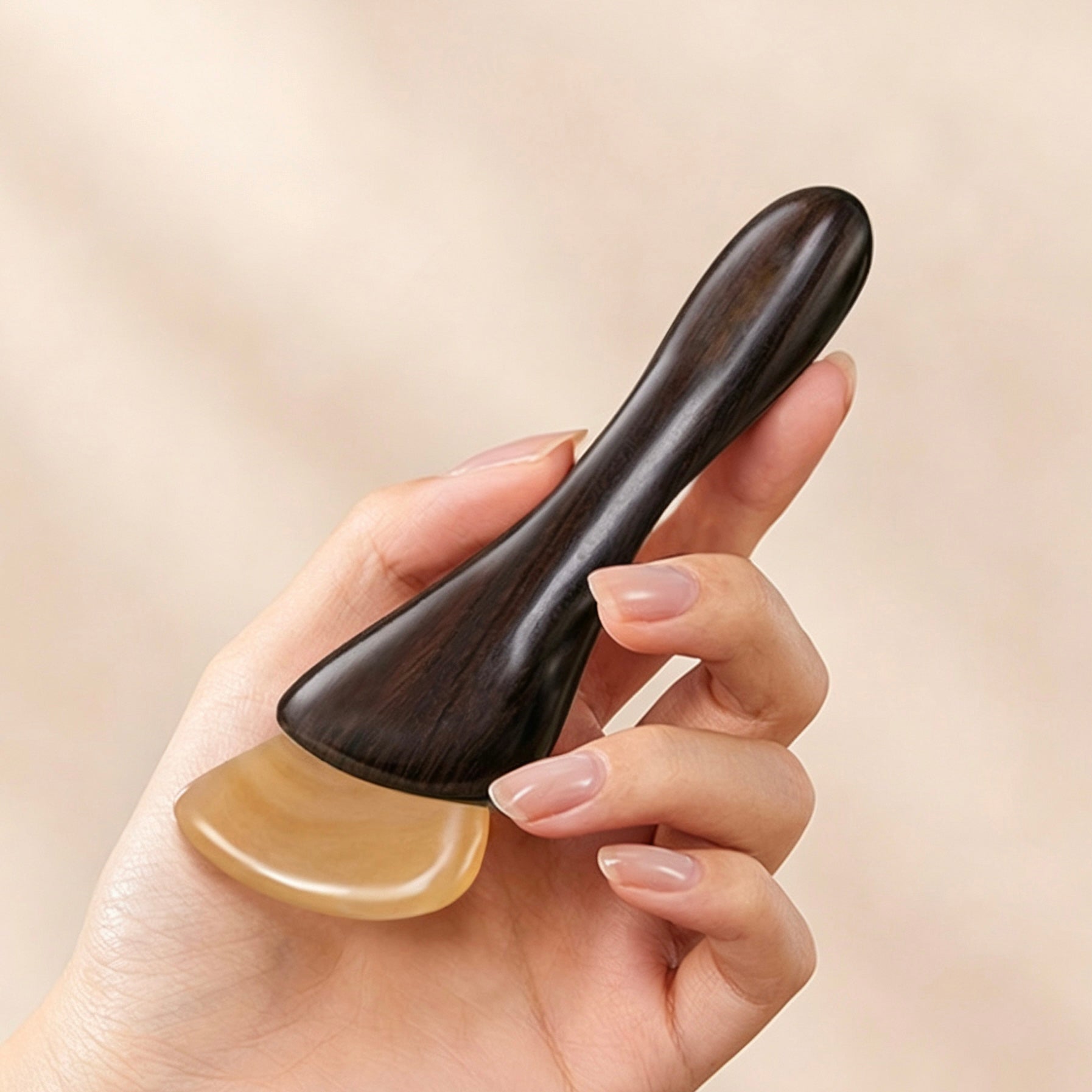 Little Lamb Gua Sha set – made of natural horn and rosewood. Includes 1 gua sha board + 1 bottle of relaxing essential oil.